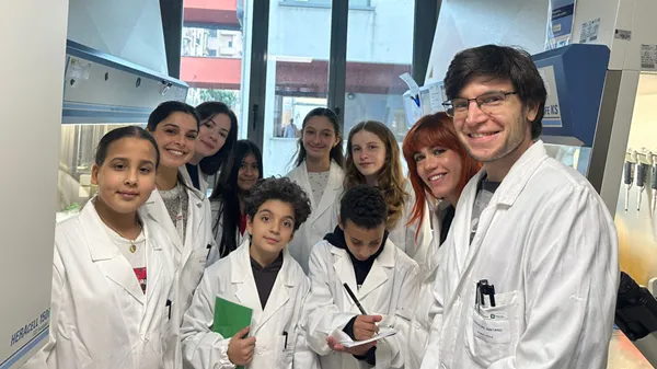 Quando la scienza diventa meraviglia: il viaggio dei ragazzi dell’Istituto Ilaria Alpi nei laboratori del Besta